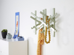 Деревянная настенная вешалка