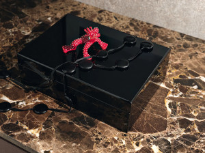 Деревянная тумбочка с мраморной столешницей