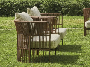 Плетеное кресло из синтетического волокна