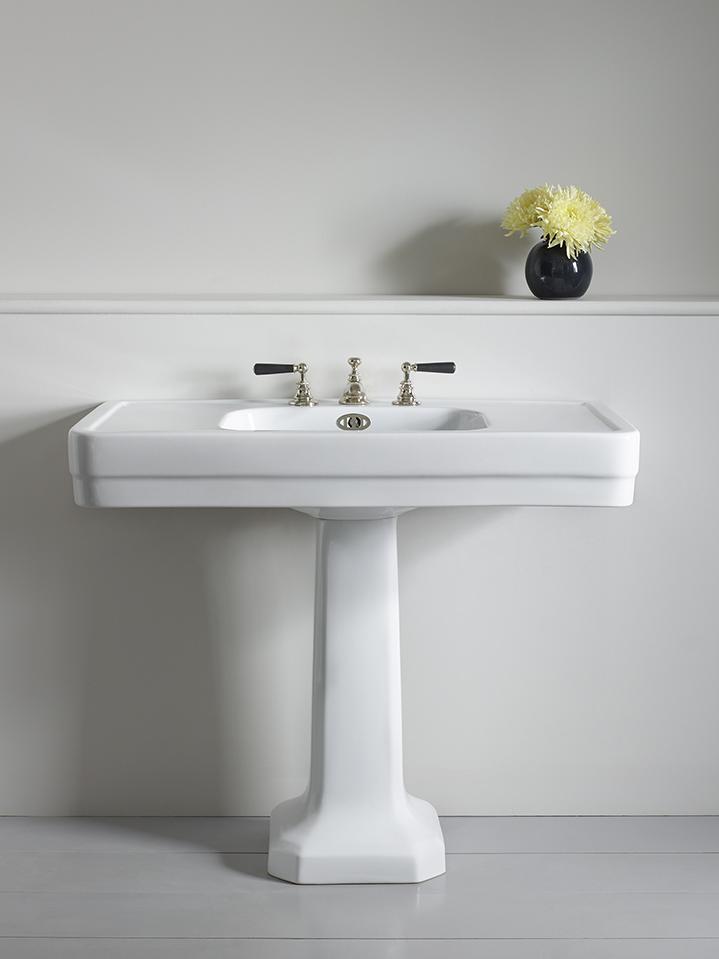 Большой бассейн Сохо на пьедестале Soho The water monopoly sun-id-2132276