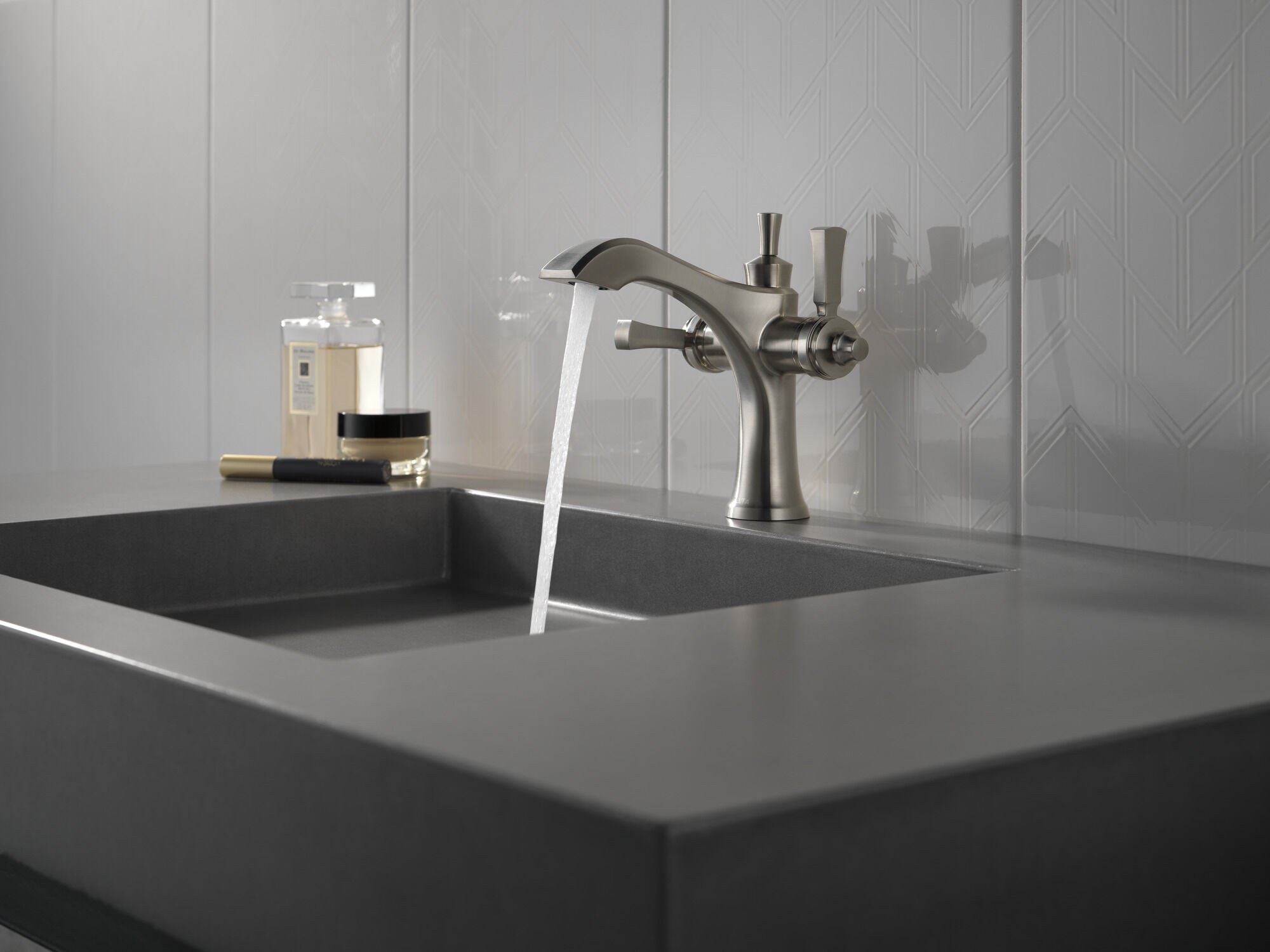 Моноблочный смеситель для ванной комнаты с двумя ручками и одним отверстием Delta Faucet 857-SS-DST - Вид №1