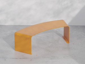 Изогнутая скамья из оцинкованного листа