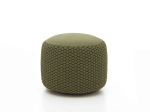 Мягкий и плетеный садовый пуф