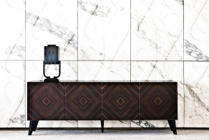 Шкаф из черного дерева с распашными дверями