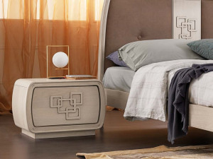 Деревянная тумбочка с ящиками