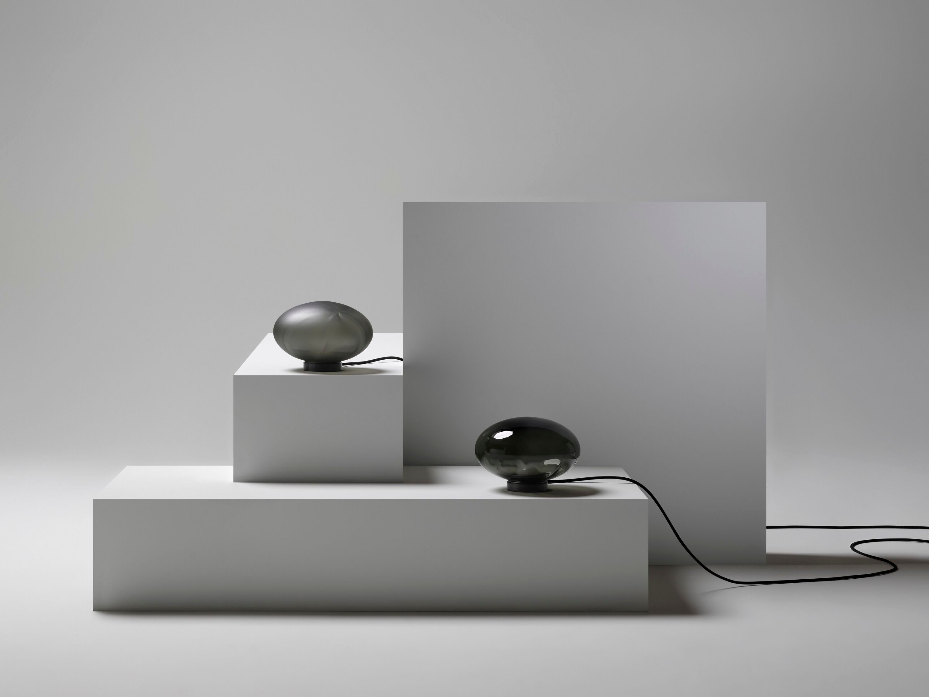 Стеклянная светодиодная настольная лампа с регулируемой яркостью Ross Gardam Aeris ARCH-00122460 - Вид №1