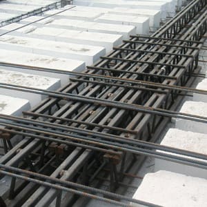 Самонесущая смешанная балка для перекрытий predalles