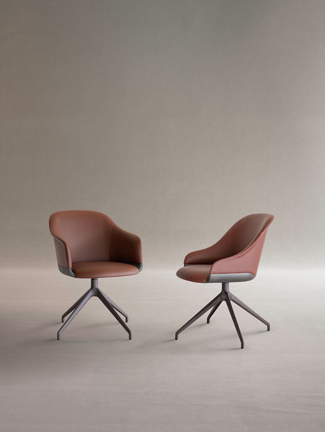 Кожаный поворотный стул с подлокотниками Potocco Lyz ARCH-00103153