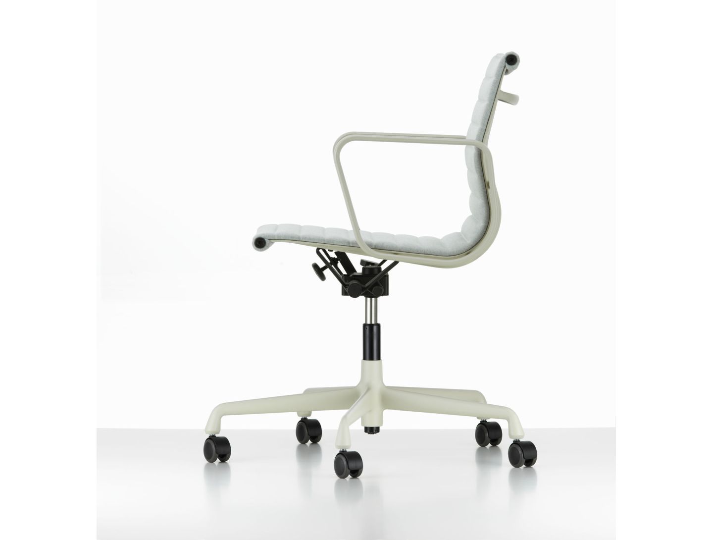 Кожаный поворотный операционный офисный стул с подлокотниками VITRA Eames Aluminium Group ARCH-00047211 - Вид №34