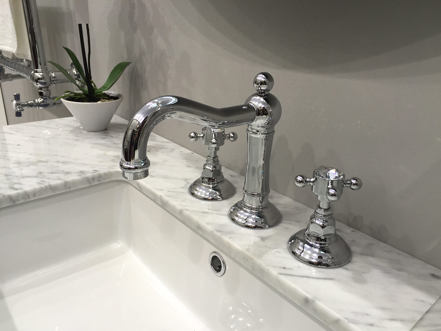 1432 ** 34 Смеситель для раковины на одно отверстие с поворотным изливом Nicolazzi Series Half Dome Crystal  - Вид №6