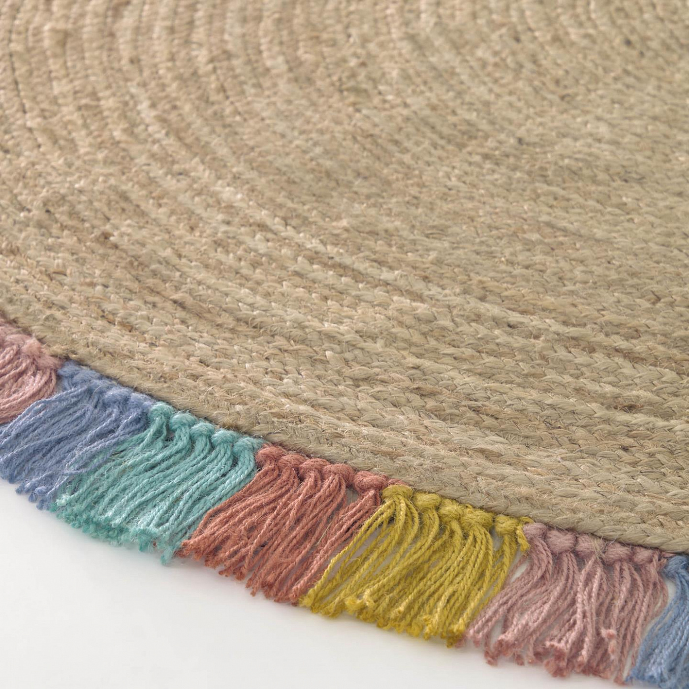 108486 Круглый коврик из джута с разноцветной бахромой Ø 120 см La Forma Deisy 