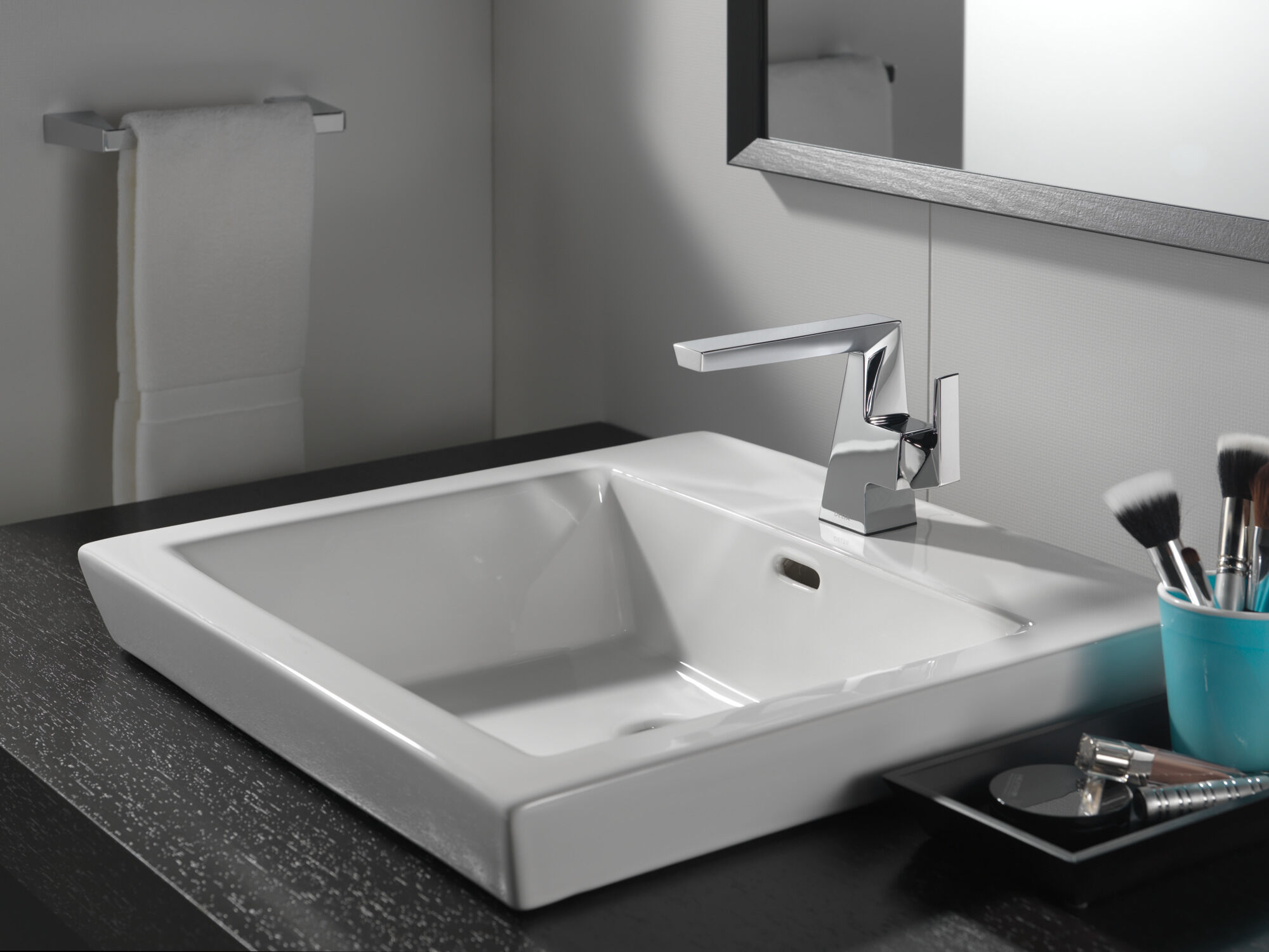 74308-SS 8-дюймовый мини-полотенцесушитель Delta Faucet Trillian Нержавеющая сталь  - Вид №6