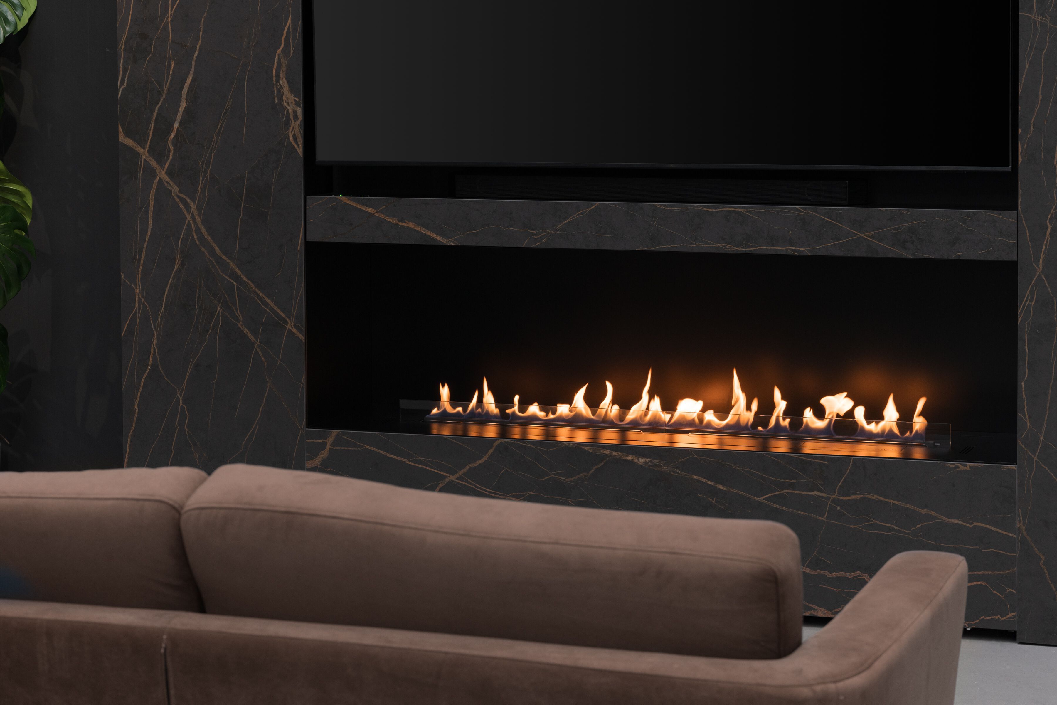 Камин Dekton® с моторизованным ТВ-креплением NEX Media Wall NEX MEDIAWALL ARCH-00054467 - Вид №6