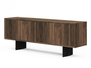 Шкаф из массива дерева с распашными дверями