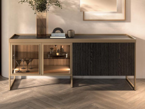 Шкаф из дерева и стекла с распашными дверями