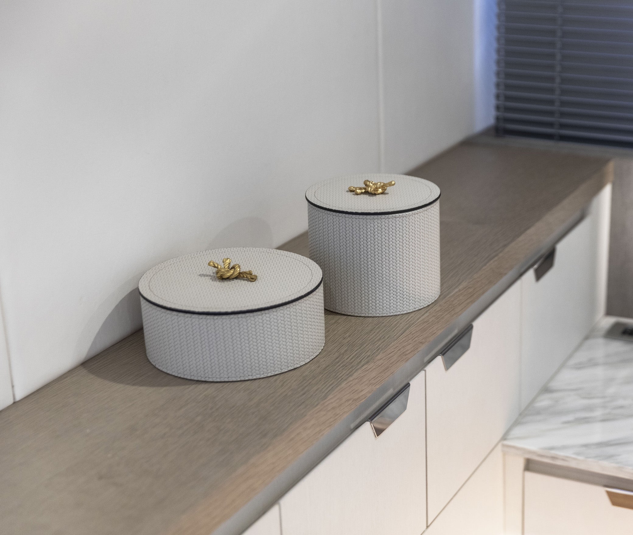 Круглая коробка Thalia - Ø 17XH8 см / металлическая отделка_хром / ari-leather_light-grey Pinetti 00.1124.037.083 - Вид №4