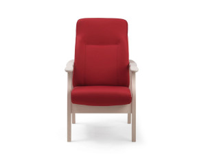 Тканевое кресло с высокой спинкой