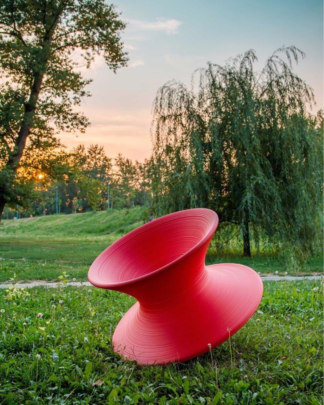 Magis Spun SD660 R Стул вращающийся из полиэтилена. Цвет: Серый Красный 1004 C  - Вид №4