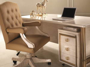 Кожаное офисное кресло