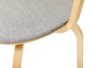 Деревянный стул с мягким сиденьем