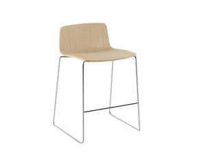 Высокий деревянный табурет с подставкой для ног