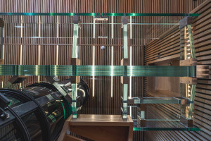 Самонесущая лестница из стекла