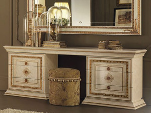 Деревянный туалетный столик