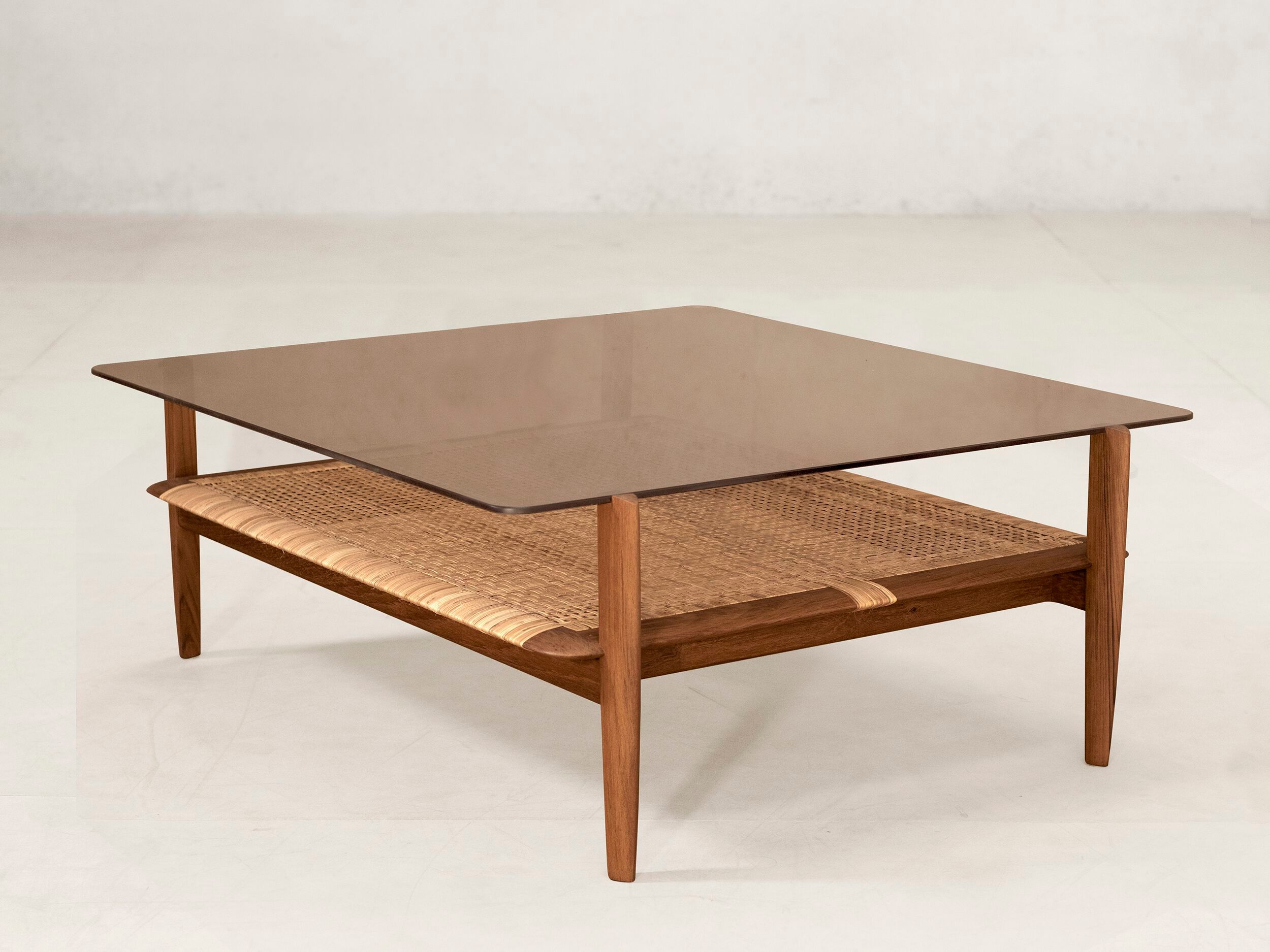 Журнальный столик из дерева и стекла Phantom Hands Tangāli ARCH-00042054 - Вид №2