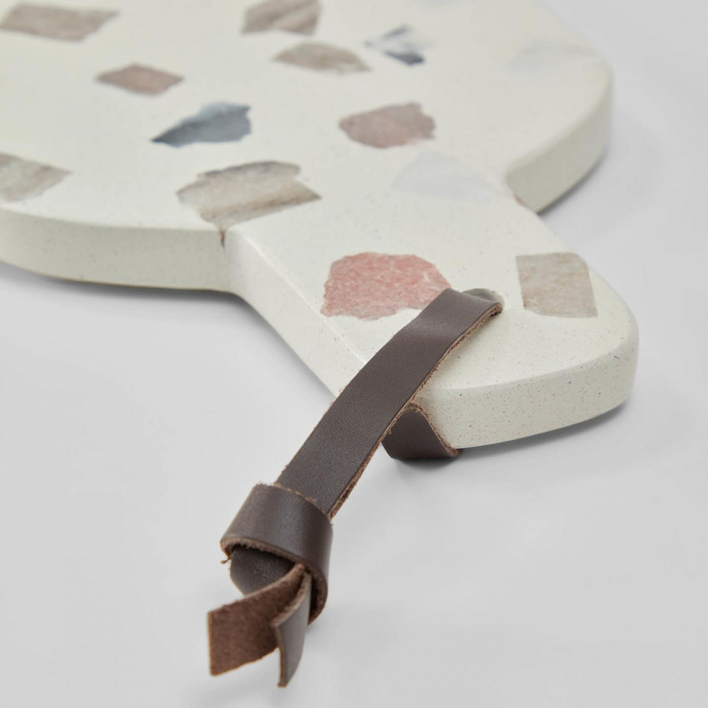 099815 Сервировочная доска разноцветная из терраццо La Forma Temira  - Вид №1