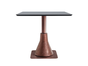 Квадратный обеденный стол