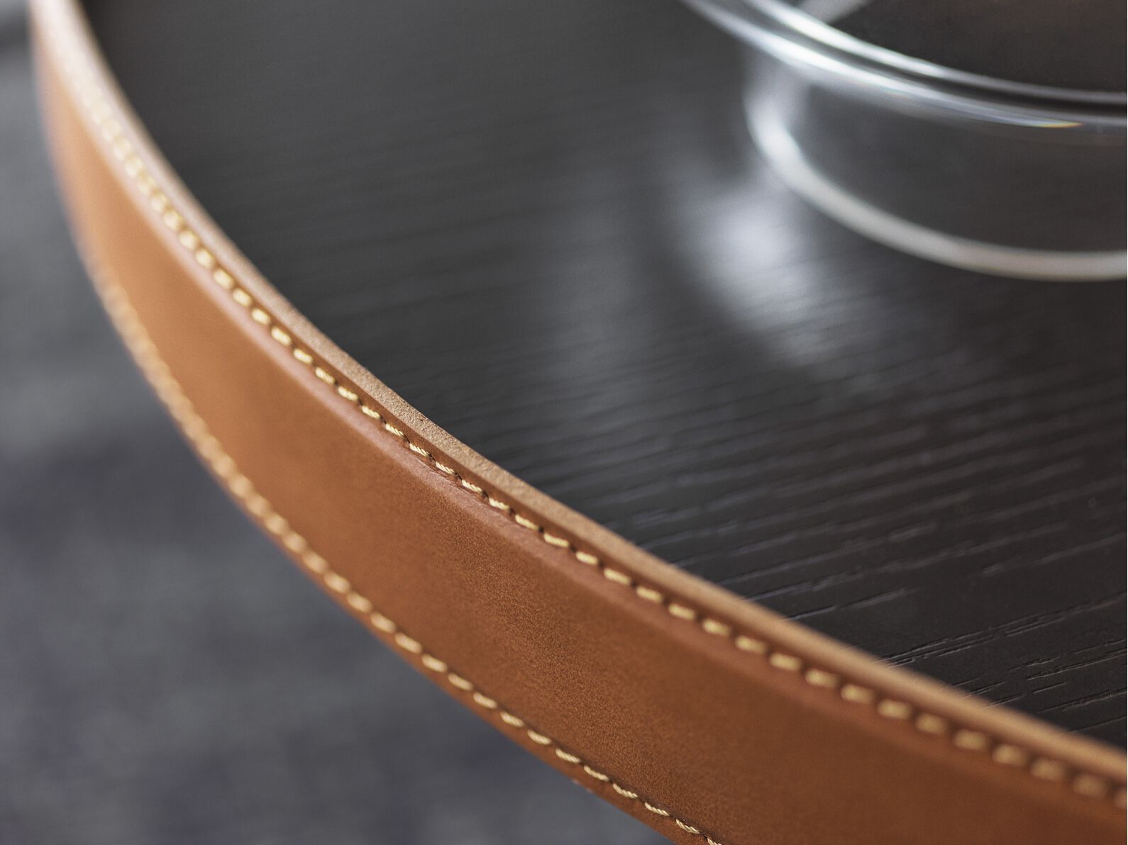 Круглый деревянный журнальный столик с кожаными деталями Calligaris ARENA ARCH-00067248 - Вид №2