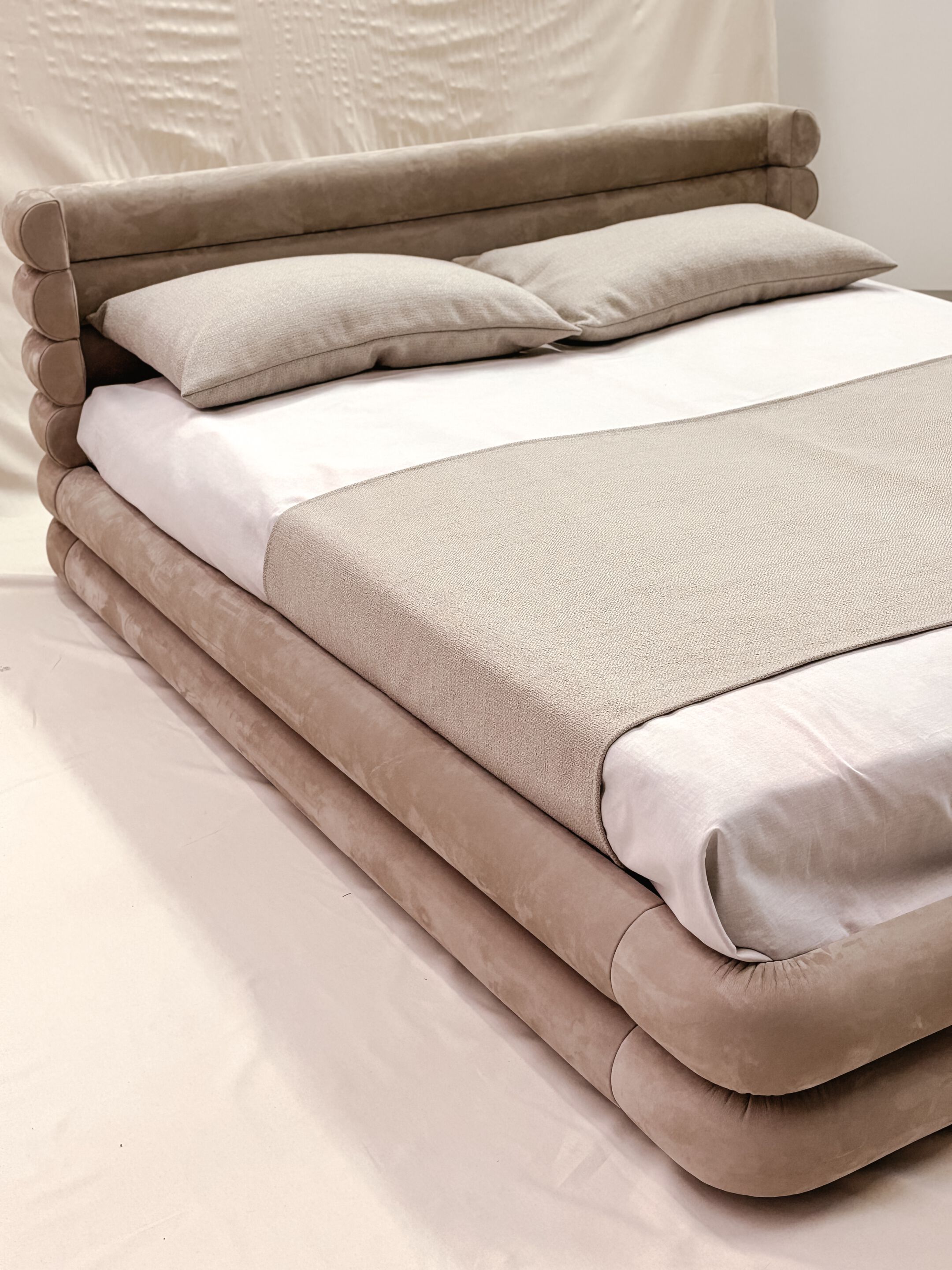 Двуспальная кровать из ткани с мягким изголовьем Casamilano BOBO ARCH-00014670