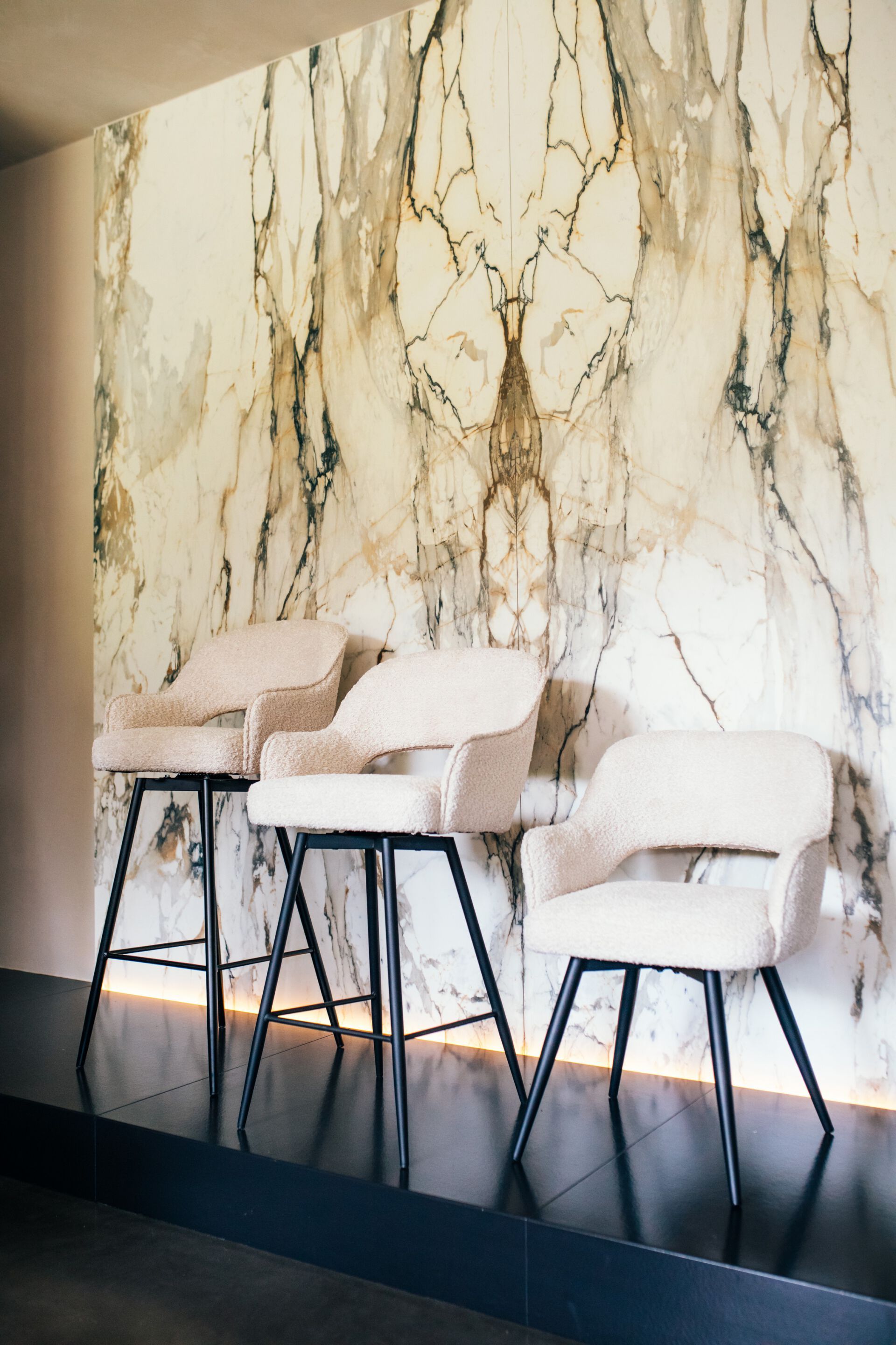 Высокий тканевый стул со спинкой POMAX Mercy ARCH-00113595 - Вид №3