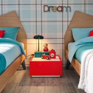 Спальня с двумя кроватями и распашным шкафом