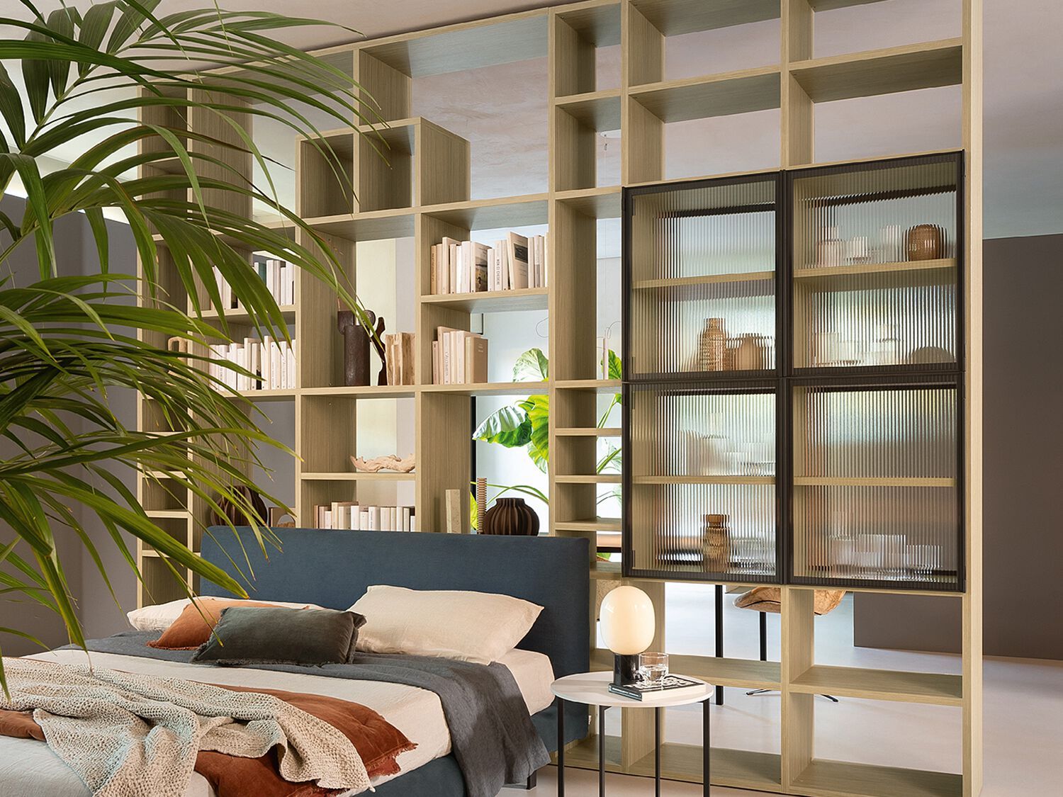 Двухсторонний книжный шкаф из дерева и стекла с креплением пол-потолок Zalf Freespace ARCH-00039199