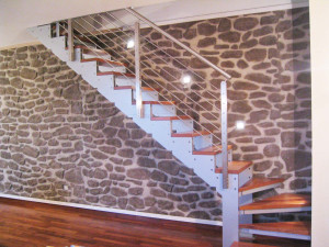 Лестница из металла и дерева