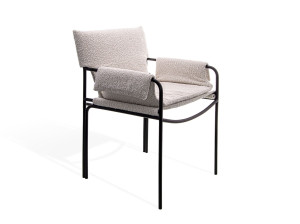 Тканевый стул с подлокотниками