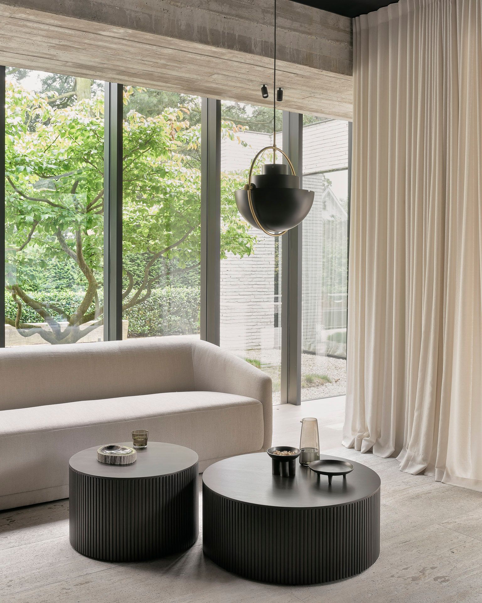 Низкий круглый журнальный столик из красного дерева с отсеком для хранения Ethnicraft Roller Max ARCH-00043322 - Вид №15