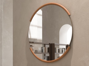 Настенное зеркало с кожаной рамкой