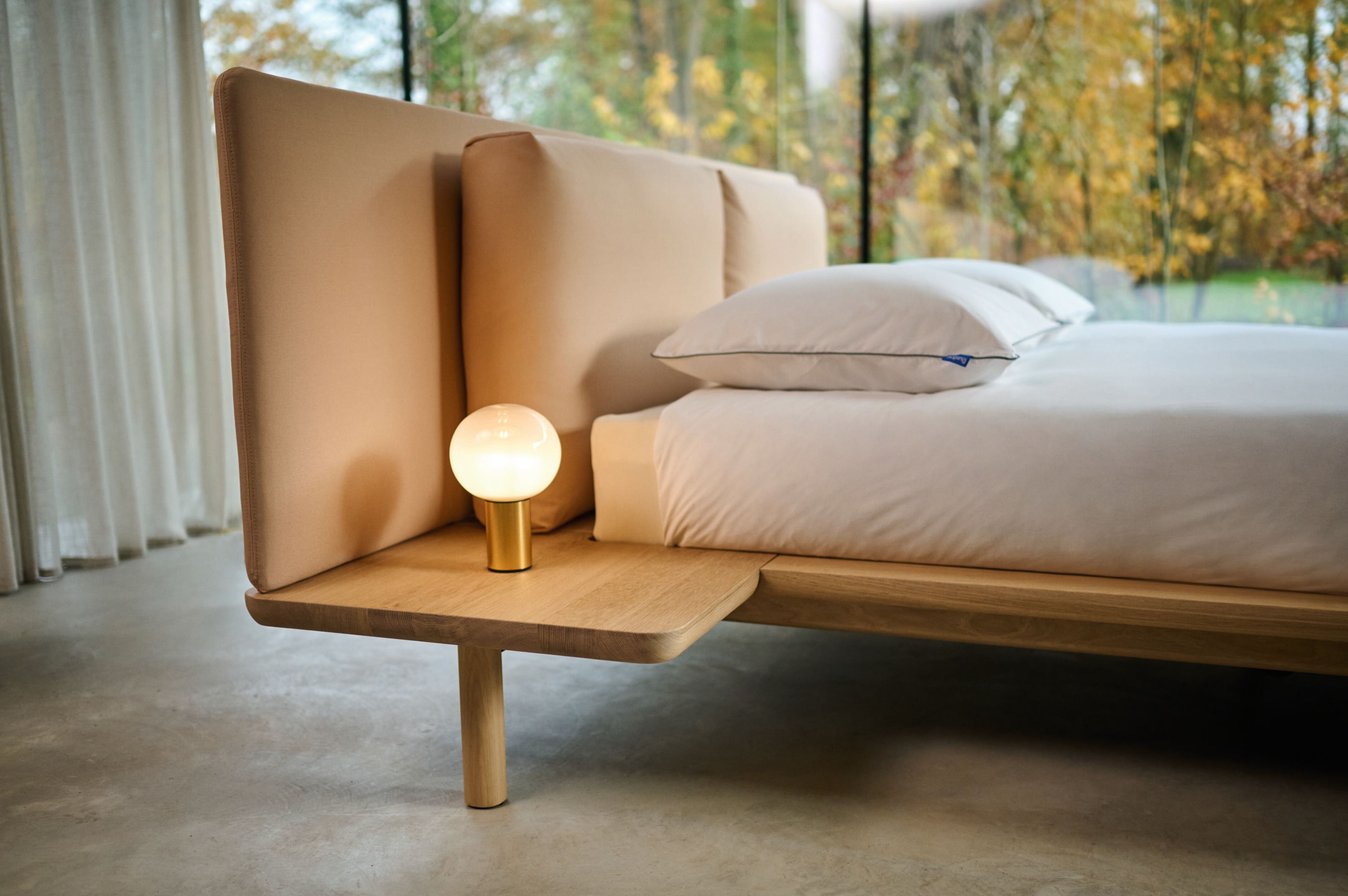 Двуспальная кровать из массива дерева и ткани со встроенными тумбочками Auping NOBLE ARCH-00145904 - Вид №3