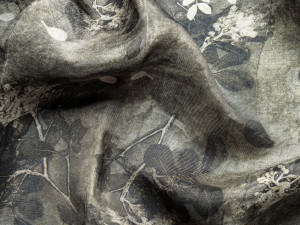 Ткань из купро и вискозы с цветочными мотивами