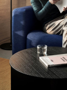 Круглый деревянный журнальный столик