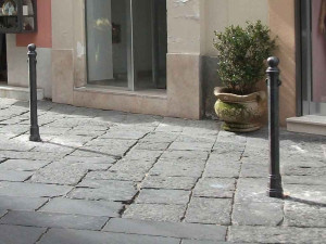 Чугунный столб боллард