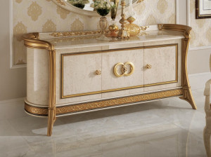 Деревянный шкаф с распашными дверями