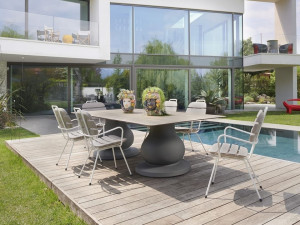 Прямоугольный стол с полиэтиленовыми основаниями и столешницей из HPL