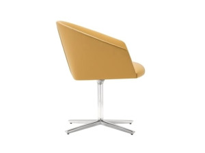 Мягкий стул с подлокотниками