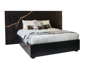 Деревянная двуспальная кровать с высоким изголовьем