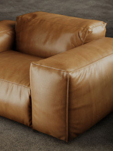 Кожаное кресло с подлокотниками