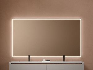 Настенное зеркало со встроенным освещением
