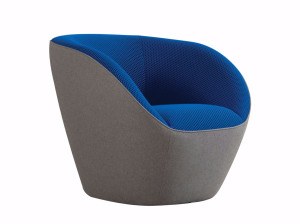 Тканевое кресло с подлокотниками